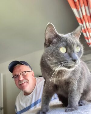 Tim Hooper Instagram - When we’re not celebratin #internationalcatday, we’re chasin 🐿s. 

Happy 😻 day!

If this 📷 had audio, all you’d hear is me ‘n Sister purrin up a storm.