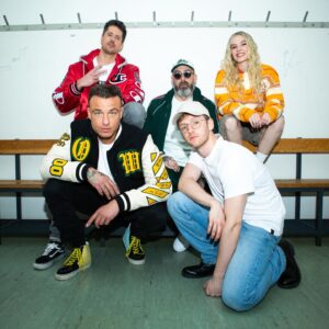 Timur Bartels Instagram - Wir haben das Musikvideo zu „Mama hat gesagt“ für SDP x Esther Graf x Sido produziert! Was für krasse KünstlerInnen, was ein Hit, was ein tolles Team und was für ein krasses Feedback aufs Video! 
Ein paar Eindrücke für euch zum durchswipen 🫶🏼
DANKE an unsere Crew und den Cast!

Artists:
@sdp_die_band  @dag_sdp @vincent.stein 
@shawnstein 
@esthergraf 

Cast:
Esther Graf (jung) - Elsa Gluth
Dag (jung) - @oskar_goldhair 
Vincent (jung) - Dylan Blake Mendoza
Sido (jung) - Jakob Albert

Production/Crew:
Production Company: easy productions @weareeasyproductions 
Konzept: Serge Mattukat, @sdp_die_band , Timur Bartels
Produzent: Timur Bartels
Regie: @serge.mattukat , @timur_bartels 
DOP: Serge Mattukat
Editing: Serge Mattukat, SDP, Timur Bartels
Colour Grading: @bowcouleur_grading_berlin 
Oberbeleuchterin Artist Performance: Alina Albrecht
Oberbeleuchter Cast Performance:  @luishrtmn 
Beleuchter Artist Performance: @leo_saller 
Beleuchterin Cast Performance: @leyla.hoppe 
Szenenbild: @lena.tiffert 
Szenenbild-Assistenz: @ikarlitu , Daria Schira
Graphic & AI Design: @mouval.ig 
Graphic Artist: Daria Schira
Styling: @phyllisjana 
Styling Esther Graf: @esthergraf 
Hair & Make Up Artists: Christina Moissl
Hair & Make Up Cast: Fina Boateng
Fotograf: @patrick_amos 
Behind-The-Scenes & Social Media: Patrick Amos
Produktionsleitung: Timur Bartels
Produktionskoordination: Julia Weiß
Filmgeschäftsführung: Julia Weiß
PA to Timur Bartels: @franziska_madeleine_ 
Setrunners: Julian Müller, Jason Burmeister, Milena Steinbach, Jan Springer
Kinderbetreuerin: @milenastcrx 
Produktionsfahrer: @franziska_madeleine_ , Volker Hohmann
Catering & Setrunner: Alena Schulz, Milena Steinbach
Catering Sido, Esther Graf, SDP: @lianelindholm 

Special Thanks an:
Kant-Gymnasium (Marc Vehlow), @rietz.agentur , @agentur_kokon , @rakaete , @luisavoth