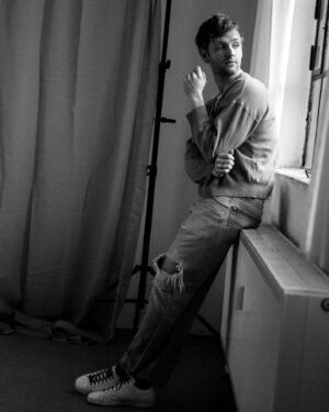 Timur Bartels Instagram - nothing special just some b/w
🤍🖤
Artist: @timur_bartels 
Foto: @annaclarastudio 
Production: @franziska_madeleine_ @tb_easymedia 
Studio: @manhattanstudiosberlin 
Styling: @phyllisjana 
H&M: @adelinehassidmakeup 
Assistant: @anna.sprngr 
Management: easy artists