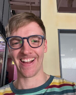 Timur Bartels Instagram - Ich auf Arbeit mit meinen Kolleg:innen. Wir drehen PUMPEN für @zdfneo und @zdfmediathek ! Habt keine Angst - unsere GEZ Gebühren sind in sicheren Händen, ihr könnt uns wirklich vertrauen 🤞🏻