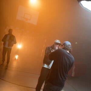 Timur Bartels Instagram - Wir haben das Musikvideo zu „Mama hat gesagt“ für SDP x Esther Graf x Sido produziert! Was für krasse KünstlerInnen, was ein Hit, was ein tolles Team und was für ein krasses Feedback aufs Video! 
Ein paar Eindrücke für euch zum durchswipen 🫶🏼
DANKE an unsere Crew und den Cast!

Artists:
@sdp_die_band  @dag_sdp @vincent.stein 
@shawnstein 
@esthergraf 

Cast:
Esther Graf (jung) - Elsa Gluth
Dag (jung) - @oskar_goldhair 
Vincent (jung) - Dylan Blake Mendoza
Sido (jung) - Jakob Albert

Production/Crew:
Production Company: easy productions @weareeasyproductions 
Konzept: Serge Mattukat, @sdp_die_band , Timur Bartels
Produzent: Timur Bartels
Regie: @serge.mattukat , @timur_bartels 
DOP: Serge Mattukat
Editing: Serge Mattukat, SDP, Timur Bartels
Colour Grading: @bowcouleur_grading_berlin 
Oberbeleuchterin Artist Performance: Alina Albrecht
Oberbeleuchter Cast Performance:  @luishrtmn 
Beleuchter Artist Performance: @leo_saller 
Beleuchterin Cast Performance: @leyla.hoppe 
Szenenbild: @lena.tiffert 
Szenenbild-Assistenz: @ikarlitu , Daria Schira
Graphic & AI Design: @mouval.ig 
Graphic Artist: Daria Schira
Styling: @phyllisjana 
Styling Esther Graf: @esthergraf 
Hair & Make Up Artists: Christina Moissl
Hair & Make Up Cast: Fina Boateng
Fotograf: @patrick_amos 
Behind-The-Scenes & Social Media: Patrick Amos
Produktionsleitung: Timur Bartels
Produktionskoordination: Julia Weiß
Filmgeschäftsführung: Julia Weiß
PA to Timur Bartels: @franziska_madeleine_ 
Setrunners: Julian Müller, Jason Burmeister, Milena Steinbach, Jan Springer
Kinderbetreuerin: @milenastcrx 
Produktionsfahrer: @franziska_madeleine_ , Volker Hohmann
Catering & Setrunner: Alena Schulz, Milena Steinbach
Catering Sido, Esther Graf, SDP: @lianelindholm 

Special Thanks an:
Kant-Gymnasium (Marc Vehlow), @rietz.agentur , @agentur_kokon , @rakaete , @luisavoth