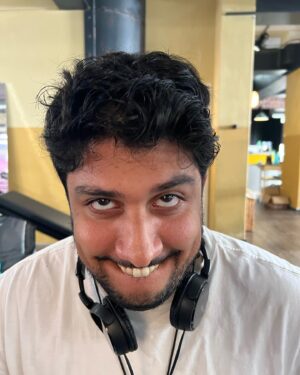 Timur Bartels Instagram - Ich auf Arbeit mit meinen Kolleg:innen. Wir drehen PUMPEN für @zdfneo und @zdfmediathek ! Habt keine Angst - unsere GEZ Gebühren sind in sicheren Händen, ihr könnt uns wirklich vertrauen 🤞🏻