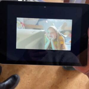 Timur Bartels Instagram - Wir haben das Musikvideo zu „Mama hat gesagt“ für SDP x Esther Graf x Sido produziert! Was für krasse KünstlerInnen, was ein Hit, was ein tolles Team und was für ein krasses Feedback aufs Video! 
Ein paar Eindrücke für euch zum durchswipen 🫶🏼
DANKE an unsere Crew und den Cast!

Artists:
@sdp_die_band  @dag_sdp @vincent.stein 
@shawnstein 
@esthergraf 

Cast:
Esther Graf (jung) - Elsa Gluth
Dag (jung) - @oskar_goldhair 
Vincent (jung) - Dylan Blake Mendoza
Sido (jung) - Jakob Albert

Production/Crew:
Production Company: easy productions @weareeasyproductions 
Konzept: Serge Mattukat, @sdp_die_band , Timur Bartels
Produzent: Timur Bartels
Regie: @serge.mattukat , @timur_bartels 
DOP: Serge Mattukat
Editing: Serge Mattukat, SDP, Timur Bartels
Colour Grading: @bowcouleur_grading_berlin 
Oberbeleuchterin Artist Performance: Alina Albrecht
Oberbeleuchter Cast Performance:  @luishrtmn 
Beleuchter Artist Performance: @leo_saller 
Beleuchterin Cast Performance: @leyla.hoppe 
Szenenbild: @lena.tiffert 
Szenenbild-Assistenz: @ikarlitu , Daria Schira
Graphic & AI Design: @mouval.ig 
Graphic Artist: Daria Schira
Styling: @phyllisjana 
Styling Esther Graf: @esthergraf 
Hair & Make Up Artists: Christina Moissl
Hair & Make Up Cast: Fina Boateng
Fotograf: @patrick_amos 
Behind-The-Scenes & Social Media: Patrick Amos
Produktionsleitung: Timur Bartels
Produktionskoordination: Julia Weiß
Filmgeschäftsführung: Julia Weiß
PA to Timur Bartels: @franziska_madeleine_ 
Setrunners: Julian Müller, Jason Burmeister, Milena Steinbach, Jan Springer
Kinderbetreuerin: @milenastcrx 
Produktionsfahrer: @franziska_madeleine_ , Volker Hohmann
Catering & Setrunner: Alena Schulz, Milena Steinbach
Catering Sido, Esther Graf, SDP: @lianelindholm 

Special Thanks an:
Kant-Gymnasium (Marc Vehlow), @rietz.agentur , @agentur_kokon , @rakaete , @luisavoth