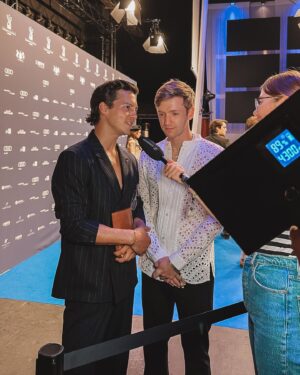 Timur Bartels Instagram - kleiner September Rückblick 
Foto 1: mit dem cuten @timolischu beim Schauspielpreis 
Foto 2: happy me beim @sprungbrett_wue 
Foto 3: mit @taynarajoy.silvawolf am Set 
Foto 4: Gang on Tour 
Foto 5: guten Freunden gibt man ein Küsschen @damianketteler 
Foto 6: Lollapaloozaaaa
Foto 7: obligatorisches Fahrstuhlselfie mit der Crew 🫶🏼