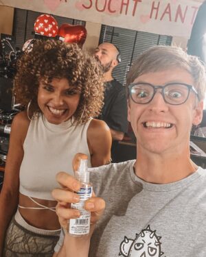 Timur Bartels Instagram - kleiner September Rückblick 
Foto 1: mit dem cuten @timolischu beim Schauspielpreis 
Foto 2: happy me beim @sprungbrett_wue 
Foto 3: mit @taynarajoy.silvawolf am Set 
Foto 4: Gang on Tour 
Foto 5: guten Freunden gibt man ein Küsschen @damianketteler 
Foto 6: Lollapaloozaaaa
Foto 7: obligatorisches Fahrstuhlselfie mit der Crew 🫶🏼
