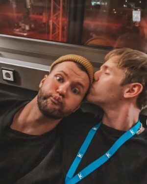 Timur Bartels Instagram - kleiner September Rückblick 
Foto 1: mit dem cuten @timolischu beim Schauspielpreis 
Foto 2: happy me beim @sprungbrett_wue 
Foto 3: mit @taynarajoy.silvawolf am Set 
Foto 4: Gang on Tour 
Foto 5: guten Freunden gibt man ein Küsschen @damianketteler 
Foto 6: Lollapaloozaaaa
Foto 7: obligatorisches Fahrstuhlselfie mit der Crew 🫶🏼
