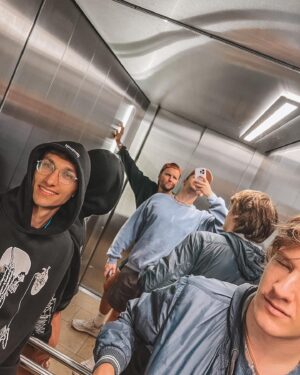 Timur Bartels Instagram - kleiner September Rückblick 
Foto 1: mit dem cuten @timolischu beim Schauspielpreis 
Foto 2: happy me beim @sprungbrett_wue 
Foto 3: mit @taynarajoy.silvawolf am Set 
Foto 4: Gang on Tour 
Foto 5: guten Freunden gibt man ein Küsschen @damianketteler 
Foto 6: Lollapaloozaaaa
Foto 7: obligatorisches Fahrstuhlselfie mit der Crew 🫶🏼