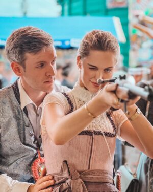 Timur Bartels Instagram - Wiesn vibes mit meinem ganz persönlichen Lieblingsmenschen 🫶🏼 wer von euch war bereits aufm Oktoberfest und wie fandet ihrs ??? Nächstes Jahr gigantisches Fan/Community Treffen da pls ♥️