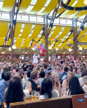 Timur Bartels Instagram - Wiesn vibes mit meinem ganz persönlichen Lieblingsmenschen 🫶🏼 wer von euch war bereits aufm Oktoberfest und wie fandet ihrs ??? Nächstes Jahr gigantisches Fan/Community Treffen da pls ♥️