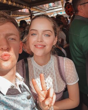Timur Bartels Instagram - Wiesn vibes mit meinem ganz persönlichen Lieblingsmenschen 🫶🏼 wer von euch war bereits aufm Oktoberfest und wie fandet ihrs ??? Nächstes Jahr gigantisches Fan/Community Treffen da pls ♥️