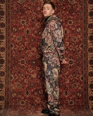 Timur Bartels Instagram - you‘ll find me right in front of the red carpet 🤞🏻
foto @mitchgroeger 
creative director @videobabee