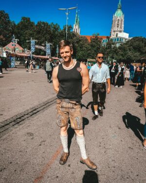 Timur Bartels Instagram - Wiesn vibes mit meinem ganz persönlichen Lieblingsmenschen 🫶🏼 wer von euch war bereits aufm Oktoberfest und wie fandet ihrs ??? Nächstes Jahr gigantisches Fan/Community Treffen da pls ♥️