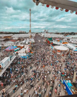 Timur Bartels Instagram - Wiesn vibes mit meinem ganz persönlichen Lieblingsmenschen 🫶🏼 wer von euch war bereits aufm Oktoberfest und wie fandet ihrs ??? Nächstes Jahr gigantisches Fan/Community Treffen da pls ♥️