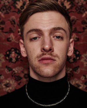 Timur Bartels Instagram - you‘ll find me right in front of the red carpet 🤞🏻
foto @mitchgroeger 
creative director @videobabee