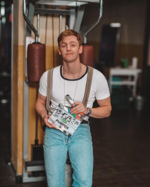 Timur Bartels Instagram - Hattet ihr schon immer mal Bock, dass ich euch mal ein Set zeige, an dem ich drehe?
Wenn ja, dann jetzt aufgepasst. Ich darf für 5 Personen einen Besuch am Sonntag hier am Set von PUMPEN in Hamburg vergeben! 

Alles, was ihr dafür tun müsst, ist einmal euren Lieblingsport / Sportart 💪 hier bis Freitagnachmittag zu kommentieren und wenn ihr eure Chancen noch erhöhen wollt, dann teilt diesen Beitrag und markiert mich damit ich euch sehe🤞🏻
Kurz die Facts:
Setbesuch am Sonntag, 22.10.2023 bei Pumpen in Hamburg
11:30 - 13:30 Uhr
Die GewinnerIn muss in der Lage sein, am festgelegten Tag und Ort anwesend zu sein, um am Besuch teilzunehmen.. An- und Abreise liegt in eigener Verantwortung!

Kann es kaum erwarten euch das Set zu zeigen, das ganze Team vorzustellen und euch einen unvergesslichen Tag auf unserem Filmset zu bieten. Viel Erfolg!

@zdfneo @zdfmediathek #pumpen #zdfneo #pumpenserie