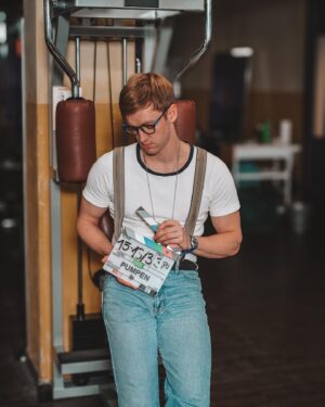 Timur Bartels Instagram - Hattet ihr schon immer mal Bock, dass ich euch mal ein Set zeige, an dem ich drehe?
Wenn ja, dann jetzt aufgepasst. Ich darf für 5 Personen einen Besuch am Sonntag hier am Set von PUMPEN in Hamburg vergeben! 

Alles, was ihr dafür tun müsst, ist einmal euren Lieblingsport / Sportart 💪 hier bis Freitagnachmittag zu kommentieren und wenn ihr eure Chancen noch erhöhen wollt, dann teilt diesen Beitrag und markiert mich damit ich euch sehe🤞🏻
Kurz die Facts:
Setbesuch am Sonntag, 22.10.2023 bei Pumpen in Hamburg
11:30 - 13:30 Uhr
Die GewinnerIn muss in der Lage sein, am festgelegten Tag und Ort anwesend zu sein, um am Besuch teilzunehmen.. An- und Abreise liegt in eigener Verantwortung!

Kann es kaum erwarten euch das Set zu zeigen, das ganze Team vorzustellen und euch einen unvergesslichen Tag auf unserem Filmset zu bieten. Viel Erfolg!

@zdfneo @zdfmediathek #pumpen #zdfneo #pumpenserie