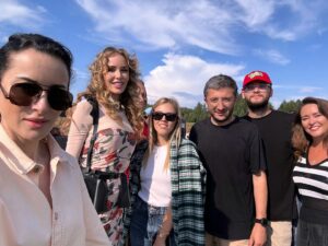 Tina Kandelaki Instagram - Совершили сегодня вылазку на съемки нового шоу. Еще один наш проект выходит на международный уровень, друзья! 

Героями третьего сезона шоу «Вызов» станут участники из Китая. А к ведущим Дмитрию Губерниеву и Наталье Поповой присоединится новая звезда @tnt_online — обворожительная китаянка Фэйя Цзоу. 

Шикарные съемки в Карелии и Дагестане уже были, а теперь вас ждет очаровательная вологодская земля. Почему именно Вологодчина? Потому что в XVI-XIX веках здесь проходил Великий чайный путь из Азии в Европу. 

В новом сезоне участники из России и Китая пройдут испытания в парах, но кроме этих трудностей главными для них станут трудности перевода. В нашем шоу приготовление вологодского масла и езда на «копейке» смешается с кунг-фу и китайскими пословицами. Такое погружение с головой — лучший способ культурного обмена для участников, которые даже не знают языков друг друга. 

Это социальный и лингвистический эксперимент, который покажет, насколько похожи культуры России и Китая.

Ждете новый сезон?