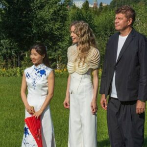 Tina Kandelaki Instagram - Совершили сегодня вылазку на съемки нового шоу. Еще один наш проект выходит на международный уровень, друзья! 

Героями третьего сезона шоу «Вызов» станут участники из Китая. А к ведущим Дмитрию Губерниеву и Наталье Поповой присоединится новая звезда @tnt_online — обворожительная китаянка Фэйя Цзоу. 

Шикарные съемки в Карелии и Дагестане уже были, а теперь вас ждет очаровательная вологодская земля. Почему именно Вологодчина? Потому что в XVI-XIX веках здесь проходил Великий чайный путь из Азии в Европу. 

В новом сезоне участники из России и Китая пройдут испытания в парах, но кроме этих трудностей главными для них станут трудности перевода. В нашем шоу приготовление вологодского масла и езда на «копейке» смешается с кунг-фу и китайскими пословицами. Такое погружение с головой — лучший способ культурного обмена для участников, которые даже не знают языков друг друга. 

Это социальный и лингвистический эксперимент, который покажет, насколько похожи культуры России и Китая.

Ждете новый сезон?