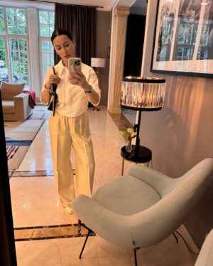 Tina Kandelaki Instagram - Совсем без красного и черного не могу😉
Когда цвета идут, не вижу смысла запрещать себе их носить, даже несмотря на трендовые веяния. Стиль не равно тренды. 

Какой лук на этой неделе побеждает в #БитваЛуков?