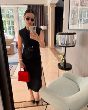 Tina Kandelaki Instagram - Совсем без красного и черного не могу😉
Когда цвета идут, не вижу смысла запрещать себе их носить, даже несмотря на трендовые веяния. Стиль не равно тренды. 

Какой лук на этой неделе побеждает в #БитваЛуков?