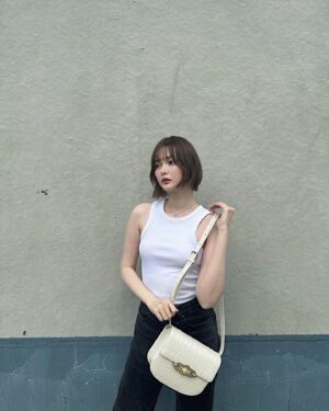 Tina Tamashiro Instagram - 夏に向けて、白いバッグが大活躍🤝🏻
マルベリーのピムリコサッチェル💠🫧

クロコダイルの型押しが大人っぽくて
デニムにさらっと合わせても決まります🧖‍♀️

@mulberryengland 
#mulberryengland #PR