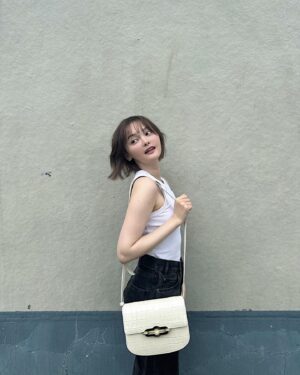 Tina Tamashiro Instagram - 夏に向けて、白いバッグが大活躍🤝🏻
マルベリーのピムリコサッチェル💠🫧

クロコダイルの型押しが大人っぽくて
デニムにさらっと合わせても決まります🧖‍♀️

@mulberryengland 
#mulberryengland #PR