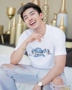 Tinwiphat Khueankaew Instagram - ยิ้มของเธอ...มันช่างหวาน
เธอยิ้มให้กันแบบนั้นหมายความว่าไง ?
สายตาเธอ...มันช่างซึ้ง
แบบนี้ก็คงต้องคิดว่าเธอ...มีใจ

ต้องใช่ ต้องใช่ มันต้องใช่แบบที่คิดไว้แน่ๆ 😁☺️😎

#ARTTIN #อาร์ตติณณ์ #บ้านอาร์ตติณณ์ #คนของอาร์ตติณณ์