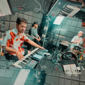 Tinwiphat Khueankaew Instagram - “ผูกพัน จริงใจ 🤍” ถึงจะค่อยๆเดินไป
แต่หัวใจของพวกเรา ก็พร้อมที่จะเดินไปด้วยกัน...
THE AT คือความภูมิใจของผม 🩷

นับถอยหลัง 2 วัน พบกับอาร์ตติณณ์และพวกเรา THE AT พร้อมแขกรับเชิญสุดพิเศษ น้อง NOAH น้องชายสุดหล่อของผม 😘 ไปให้กำลังใจพวกเรากันเยอะๆนะคับ 

คืนวันเสาร์ ที่ 27 กค. นี้ ที่ Safe Zone bar & bistro (saraburi) นิคมเหมราช สระบุรี

#TheAT #จารบี #NoAH