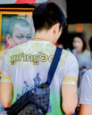Tinwiphat Khueankaew Instagram - อยากเป็นผู้มีรักดีๆ ต้องใฝ่ดีๆ คิดดีๆ พูดดีๆ พึงระลึกดีๆ และปฏิบัติในสิ่งที่เป็นประพฤติดีๆ เสมอๆ 🤍🐵 

#บูชาครู #ลูกพ่อเอกวัดบางพุทโธ #บารมีกุสลจิตโต