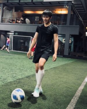 Tinwiphat Khueankaew Instagram - เชียร์บอลให้ส่งเสียง อยากได้คนข้างเคียงให้ส่งใจ...ว่าซ่านน ⚽️🥰 

#ARTTIN #อาร์ตติณณ์ #บ้านอาร์ตติณณ์ #THEAT
