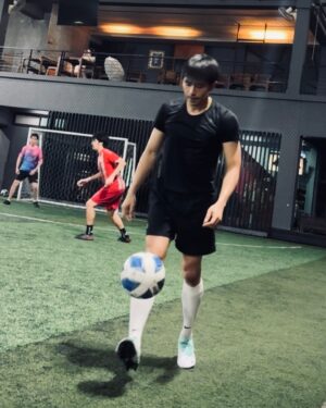 Tinwiphat Khueankaew Instagram - เชียร์บอลให้ส่งเสียง อยากได้คนข้างเคียงให้ส่งใจ...ว่าซ่านน ⚽️🥰 

#ARTTIN #อาร์ตติณณ์ #บ้านอาร์ตติณณ์ #THEAT