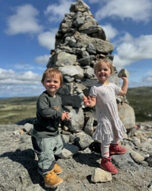 Tiril Sjåstad Christiansen Instagram - Postkort fra Geilo 📮 Fjellet er fint på sommeren ass! 

Deilige løpeturer i fjellet, toppturer med ungene, utefrokost på trappa, piknik ved fjorden, stølstur til @hamarsboenstolen, alt for mye gode oster fra bygda og deilige sykkelturer 🙏🏼 Takknemlig for masse kvalitetstid med familien, en aktiv ferie, litt alene tid med @stian_lauritzen og masse sprell med de to rakkerungene våres!
