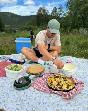 Tiril Sjåstad Christiansen Instagram - Postkort fra Geilo 📮 Fjellet er fint på sommeren ass! 

Deilige løpeturer i fjellet, toppturer med ungene, utefrokost på trappa, piknik ved fjorden, stølstur til @hamarsboenstolen, alt for mye gode oster fra bygda og deilige sykkelturer 🙏🏼 Takknemlig for masse kvalitetstid med familien, en aktiv ferie, litt alene tid med @stian_lauritzen og masse sprell med de to rakkerungene våres!