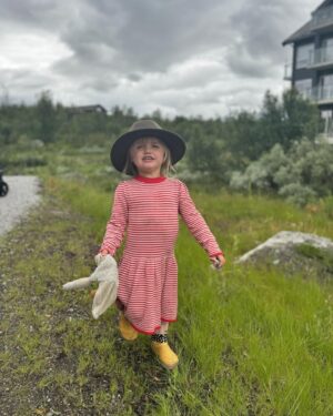 Tiril Sjåstad Christiansen Instagram - Postkort fra Geilo 📮 Fjellet er fint på sommeren ass! 

Deilige løpeturer i fjellet, toppturer med ungene, utefrokost på trappa, piknik ved fjorden, stølstur til @hamarsboenstolen, alt for mye gode oster fra bygda og deilige sykkelturer 🙏🏼 Takknemlig for masse kvalitetstid med familien, en aktiv ferie, litt alene tid med @stian_lauritzen og masse sprell med de to rakkerungene våres!