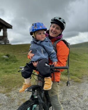 Tiril Sjåstad Christiansen Instagram - Postkort fra Geilo 📮 Fjellet er fint på sommeren ass! 

Deilige løpeturer i fjellet, toppturer med ungene, utefrokost på trappa, piknik ved fjorden, stølstur til @hamarsboenstolen, alt for mye gode oster fra bygda og deilige sykkelturer 🙏🏼 Takknemlig for masse kvalitetstid med familien, en aktiv ferie, litt alene tid med @stian_lauritzen og masse sprell med de to rakkerungene våres!