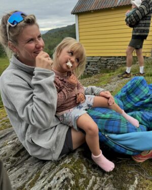 Tiril Sjåstad Christiansen Instagram - Tur til Grønnli, et sel bygget på 1800-tallet som hørte til gården der min gommo vokste opp 🛖 Masse gode minner med turer opp hit i barndommen. Blåbærplukking langs stian, froskejakt og snurring med speilegg og bacon på brødskive 🐸 Veldig koselig og kunne ta med ungene på tur inn hit og føre tradisjonene videre. Vega grilla også livets første marshmallow, noe som mildt sagt falt i smak!
