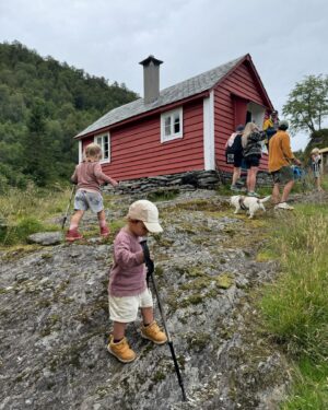 Tiril Sjåstad Christiansen Instagram - Tur til Grønnli, et sel bygget på 1800-tallet som hørte til gården der min gommo vokste opp 🛖 Masse gode minner med turer opp hit i barndommen. Blåbærplukking langs stian, froskejakt og snurring med speilegg og bacon på brødskive 🐸 Veldig koselig og kunne ta med ungene på tur inn hit og føre tradisjonene videre. Vega grilla også livets første marshmallow, noe som mildt sagt falt i smak!