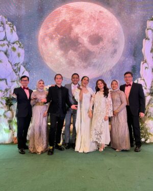 Tissa Biani Azzahra Instagram - sabtu minggu selalu jadi hari kondangan!
happy wedding kakakku @ade_govinda & @indiarisa_ semoga menjadi pernikahan yang langgeng sampai akhir hayat 🤍🌻

hair do @hairdo_mitsa 
dress @rorastudio