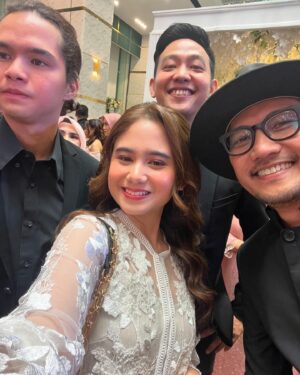 Tissa Biani Azzahra Instagram - sabtu minggu selalu jadi hari kondangan!
happy wedding kakakku @ade_govinda & @indiarisa_ semoga menjadi pernikahan yang langgeng sampai akhir hayat 🤍🌻

hair do @hairdo_mitsa 
dress @rorastudio
