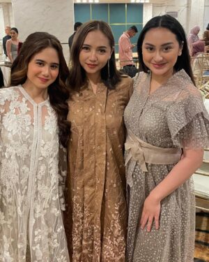 Tissa Biani Azzahra Instagram - sabtu minggu selalu jadi hari kondangan!
happy wedding kakakku @ade_govinda & @indiarisa_ semoga menjadi pernikahan yang langgeng sampai akhir hayat 🤍🌻

hair do @hairdo_mitsa 
dress @rorastudio