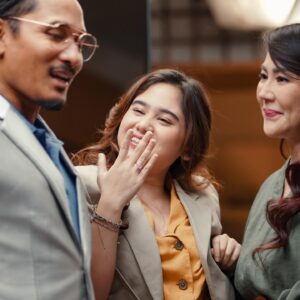 Tissa Biani Azzahra Instagram - akhirnya di lamar juga..

episode 9 #AlphaGirls sudah tayang di @viuindonesia 
nonton yah!!!!! semakin seru!!! 🙏🏻🌻