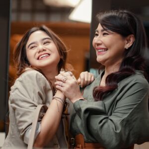 Tissa Biani Azzahra Instagram - akhirnya di lamar juga..

episode 9 #AlphaGirls sudah tayang di @viuindonesia 
nonton yah!!!!! semakin seru!!! 🙏🏻🌻