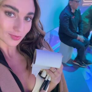 Tita Ureta Instagram - mi cuerpo me hablaba. y no quise escucharlo. seguí, enferma, con reacciones alérgicas, a ciegas. quería cumplir con todo. a veces pienso que las puedo hacer todas, pero pucha que es importante escucharse y parar. toqué fondo y aquí estoy en mi cama en reposo, para recuperarme y volver a empezar, sana. gracias a quienes me cuidaron. abrazo a todos quienes están enfermos o con energías más bajas 🫶🏽