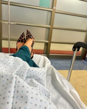 Tita Ureta Instagram - mi cuerpo me hablaba. y no quise escucharlo. seguí, enferma, con reacciones alérgicas, a ciegas. quería cumplir con todo. a veces pienso que las puedo hacer todas, pero pucha que es importante escucharse y parar. toqué fondo y aquí estoy en mi cama en reposo, para recuperarme y volver a empezar, sana. gracias a quienes me cuidaron. abrazo a todos quienes están enfermos o con energías más bajas 🫶🏽