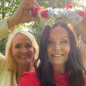 Titti Schultz Instagram - Nu finns det. Mitt Sommar i P1.
🌸
Louise och Tim, producent och tekniker, ni borde ha minst en varsin medalj. Tack för all hjälp, pepp, tålamod och skratt! Utan er hade det här inte blivit av och ni vet att det är alldeles sant…! 
🌸
Programmet hittar du NU i SR Playappen. Eller om du lyssnar på själva radioprogrammet, då hörs vi 13.00 i P1. 
🌸
Tack igen @louise_malmberg @tims_kellerman ♥️
Och Bibi för förtroendet.