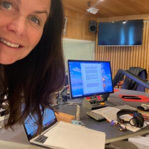 Titti Schultz Instagram - Nu finns det. Mitt Sommar i P1.
🌸
Louise och Tim, producent och tekniker, ni borde ha minst en varsin medalj. Tack för all hjälp, pepp, tålamod och skratt! Utan er hade det här inte blivit av och ni vet att det är alldeles sant…! 
🌸
Programmet hittar du NU i SR Playappen. Eller om du lyssnar på själva radioprogrammet, då hörs vi 13.00 i P1. 
🌸
Tack igen @louise_malmberg @tims_kellerman ♥️
Och Bibi för förtroendet.