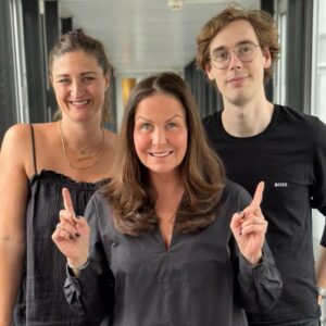 Titti Schultz Instagram - Nu finns det. Mitt Sommar i P1.
🌸
Louise och Tim, producent och tekniker, ni borde ha minst en varsin medalj. Tack för all hjälp, pepp, tålamod och skratt! Utan er hade det här inte blivit av och ni vet att det är alldeles sant…! 
🌸
Programmet hittar du NU i SR Playappen. Eller om du lyssnar på själva radioprogrammet, då hörs vi 13.00 i P1. 
🌸
Tack igen @louise_malmberg @tims_kellerman ♥️
Och Bibi för förtroendet.
