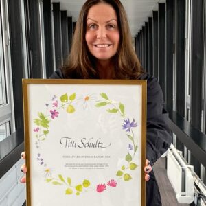 Titti Schultz Instagram - Nu finns det. Mitt Sommar i P1.
🌸
Louise och Tim, producent och tekniker, ni borde ha minst en varsin medalj. Tack för all hjälp, pepp, tålamod och skratt! Utan er hade det här inte blivit av och ni vet att det är alldeles sant…! 
🌸
Programmet hittar du NU i SR Playappen. Eller om du lyssnar på själva radioprogrammet, då hörs vi 13.00 i P1. 
🌸
Tack igen @louise_malmberg @tims_kellerman ♥️
Och Bibi för förtroendet.