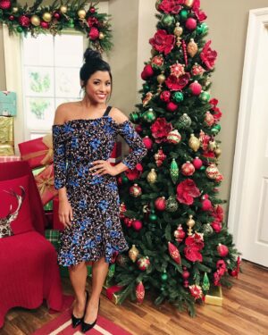 Tiya Sircar Instagram - A very Merry Christmas to all of you who celebrate! Wishing you peace and joy, especially to those of you who need it most. Xoxo🎄🎁🎅🏻🥰

And if the Christmas spirit moves you, please consider donating to some wonderful organizations who are helping folks in the greatest need right now: @unicef @doctorswithoutborders @savethechildren ❤️‍🩹