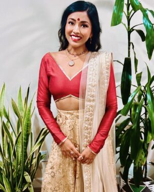 Tiya Sircar Instagram - Diwali Dinner Recap 🪔

🥻 : @thesareeroom 
💄 : yours truly
💎 : Mama Sircar

For tha culture 🇮🇳🪷🕉️🥰